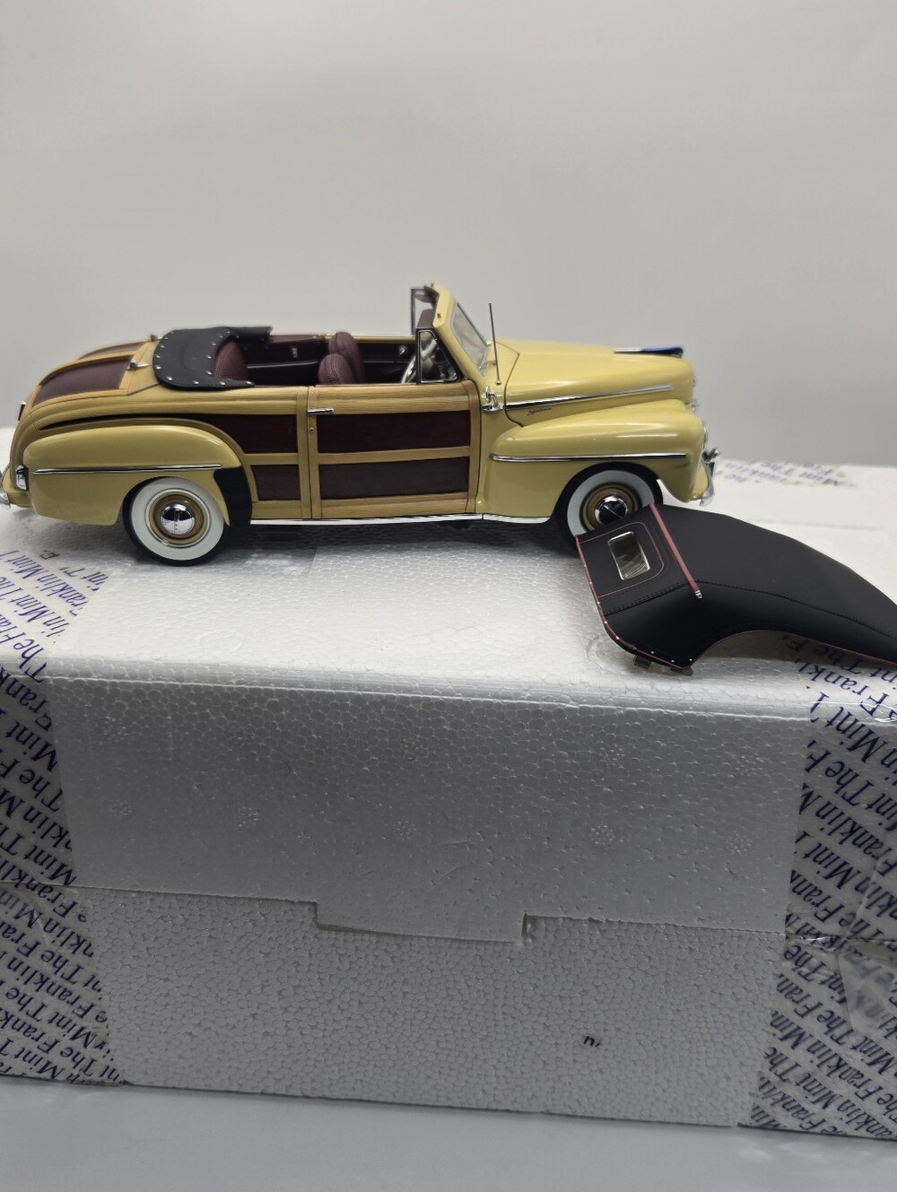 Yellow Danbury Mint 1948 Ford Sportsman Convertible 1:24 Scale Diecast Model Car
